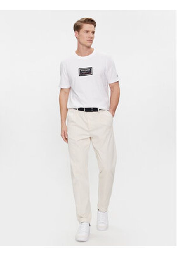 TOMMY HILFIGER - Tommy Hilfiger T-Shirt Label Hd Print Tee MW0MW34391 Biały Regular Fit. Kolor: biały. Materiał: bawełna. Wzór: nadruk