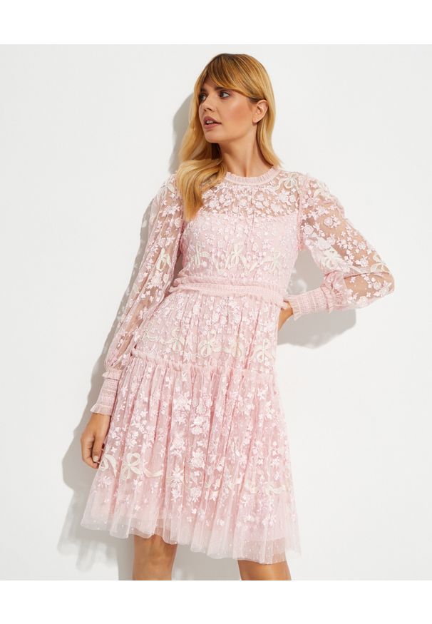 NEEDLE & THREAD - Różowa sukienka mini Emilana. Typ kołnierza: kokarda. Kolor: różowy, wielokolorowy, fioletowy. Długość rękawa: długi rękaw. Wzór: kwiaty. Długość: mini