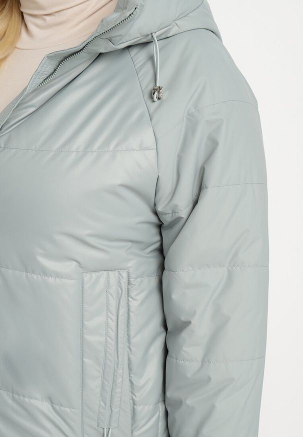 Born2be - Miętowa Pikowana Kurtka o Pudełkowym Kroju z Szerokim Kołnierzem Evindas. Okazja: na spotkanie biznesowe, do pracy. Kolor: miętowy. Materiał: jeans, materiał. Styl: klasyczny, biznesowy, elegancki