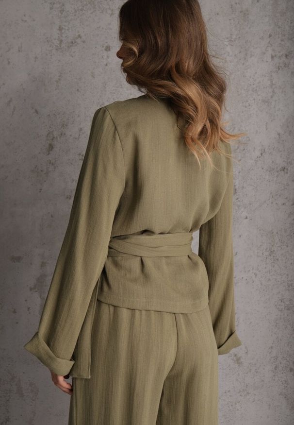 Renee - Zielona Wiskozowa Bluzka z Kopertowym Dekoltem i Wiązaniem z Boku Velarila. Typ kołnierza: dekolt kopertowy. Kolor: zielony. Materiał: wiskoza