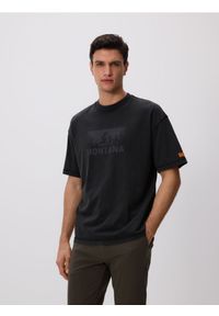 Reserved - T-shirt boxy z nadrukiem - ciemnoszary. Kolor: szary. Materiał: bawełna, dzianina. Wzór: nadruk