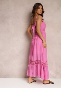 Renee - Fuksjowa Rozkloszowana Sukienka Maxi z Falbanką i Koronką Luluma. Kolor: różowy. Materiał: koronka. Długość rękawa: na ramiączkach. Wzór: koronka. Sezon: lato. Długość: maxi #5