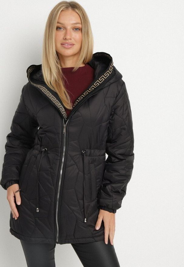 Born2be - Czarna Pikowana Kurtka z Kapturem i Ściągaczami w Talii Tiobelle. Okazja: na spacer. Typ kołnierza: kaptur. Kolor: czarny. Materiał: jeans, skóra, poliester. Styl: klasyczny, sportowy