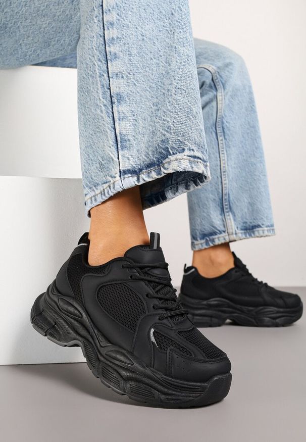 Renee - Czarne Sneakersy Vices na Platformie Ozdobione Tłoczeniem Natiselle. Okazja: na co dzień. Kolor: czarny. Materiał: jeans. Wzór: aplikacja. Obcas: na platformie