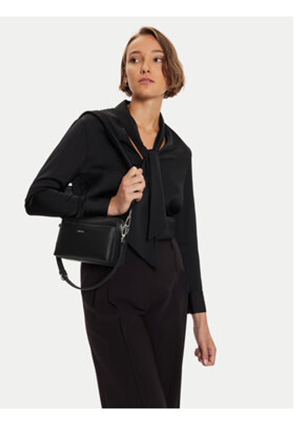 Calvin Klein Torebka C Must Convertible K60K612901 Czarny. Kolor: czarny. Materiał: skórzane
