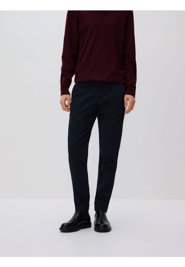 Reserved - Spodnie chino slim fit - granatowy. Kolor: niebieski. Materiał: tkanina