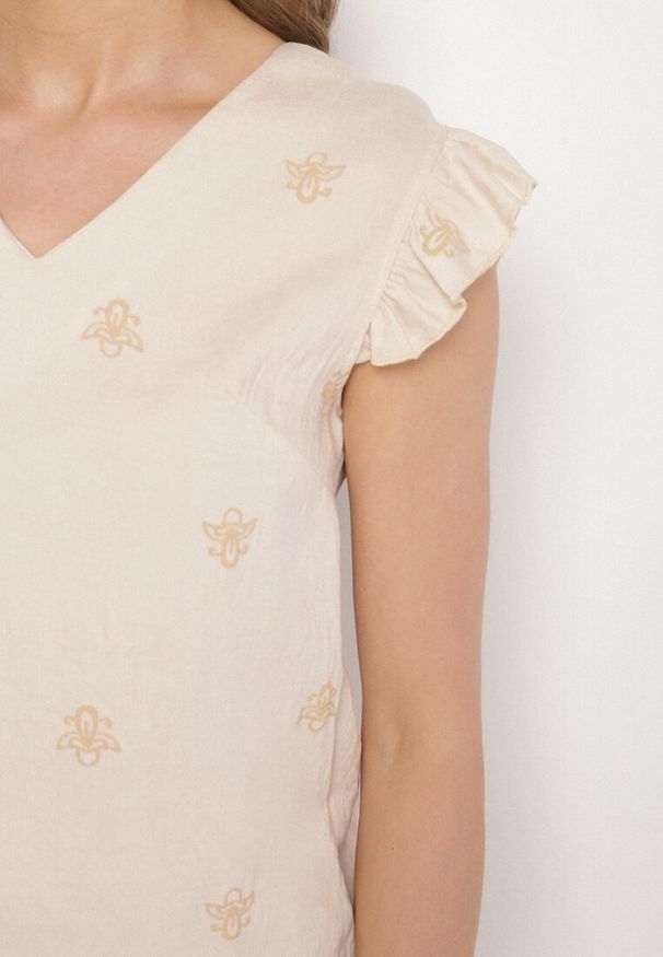 Born2be - Beżowa Wiskozowa Bluzka z Lnem Zdobiona Haftem i Falbanami Neliorra. Okazja: na co dzień. Typ kołnierza: dekolt w kształcie V. Kolor: beżowy. Materiał: len, wiskoza. Długość rękawa: krótki rękaw. Długość: krótkie. Wzór: aplikacja, haft. Styl: casual, elegancki