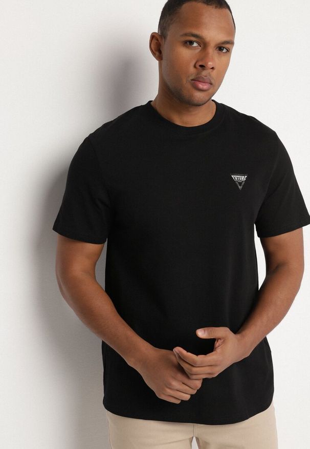 Born2be - Czarna Bawełniana Koszulka z Minimalistycznym Nadrukiem Sunavea. Okazja: na co dzień, na spotkanie biznesowe. Kolor: czarny. Materiał: bawełna. Wzór: nadruk. Styl: biznesowy, casual, elegancki, klasyczny