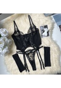 Intica - Komplet bielizny z kwiatowym haftem na romantyczne wieczory Gayane. Kolor: czarny. Materiał: materiał. Wzór: kwiaty, haft