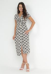 Born2be - Beżowa Sukienka Kopertowa z Ozdobnym Węzłem Belba. Kolor: beżowy. Wzór: geometria, aplikacja. Typ sukienki: kopertowe. Długość: midi #1
