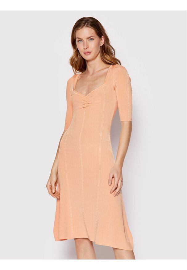 Guess Sukienka codzienna W2YK53 Z30K0 Pomarańczowy Flare Fit. Okazja: na co dzień. Kolor: pomarańczowy. Materiał: wiskoza. Typ sukienki: proste. Styl: casual