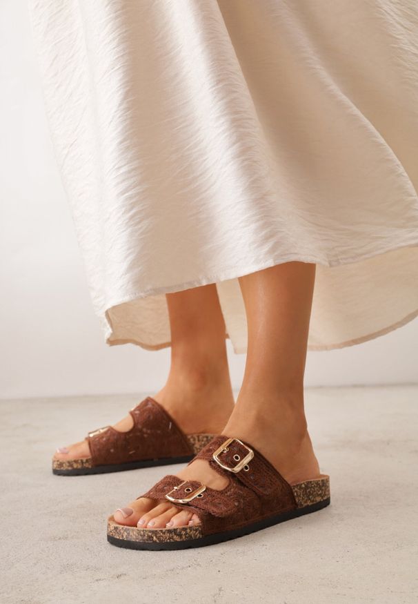 Born2be - Brązowe Klapki na Podeszwie z Imitacji Korka z Szydełkowymi Paskami z Klamrami Carilorin. Okazja: na co dzień. Kolor: brązowy. Materiał: len. Wzór: paski, gładki. Sezon: lato. Styl: klasyczny, wakacyjny, casual, wizytowy, boho