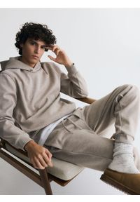 Reserved - Bluza regular z kapturem - beżowy. Kolor: beżowy. Materiał: bawełna, dzianina