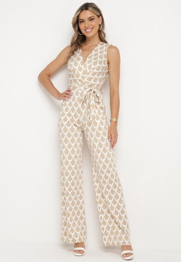 Born2be - Beżowy Taliowany Kombinezon z Kopertowym Dekoltem i Materiałowym Paskiem w Talii Feranea. Okazja: na co dzień. Kolor: beżowy. Materiał: materiał. Styl: klasyczny, casual, elegancki