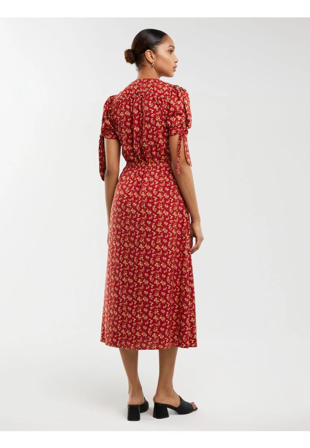 Big-Star - Sukienka damska midi z wiskozy z motywem kwiatowym czerwona Paregi 603. Okazja: na spacer, na co dzień. Typ kołnierza: dekolt w kształcie V. Kolor: czerwony. Wzór: kwiaty. Materiał: wiskoza. Długość rękawa: krótki rękaw. Sezon: wiosna. Styl: elegancki, casual. Długość: midi