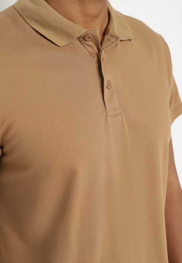 Born2be - Ciemnobeżowa Koszulka Polo z Krótkim Rękawem Wakeish. Typ kołnierza: polo. Kolor: beżowy. Materiał: tkanina. Długość rękawa: krótki rękaw. Długość: krótkie