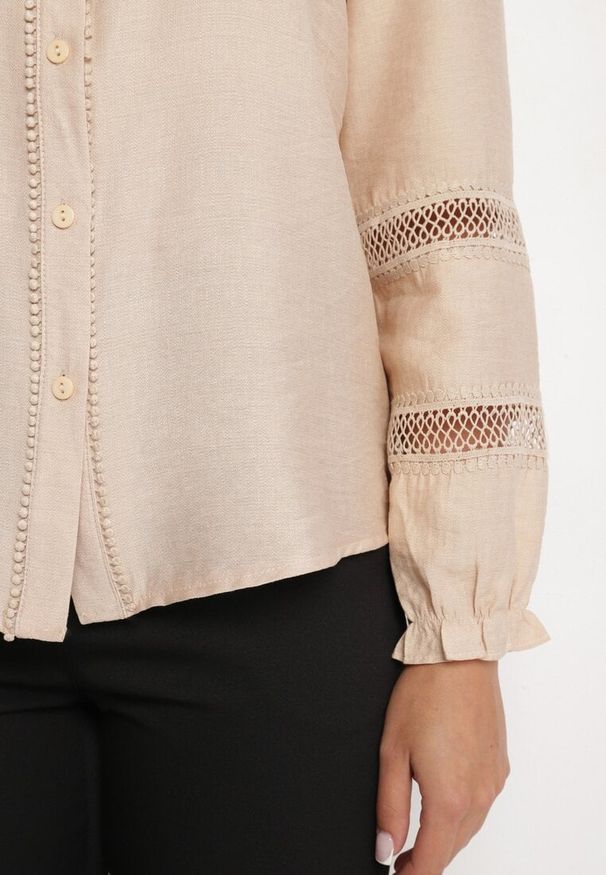 Born2be - Beżowa Wiskozowa Koszula o Prostym Kroju Zdobiona Koronkowymi Wstawkami Cesinia. Okazja: do pracy, na co dzień. Kolor: beżowy. Materiał: wiskoza, koronka. Długość rękawa: długi rękaw. Długość: długie. Wzór: aplikacja. Styl: elegancki, casual, klasyczny