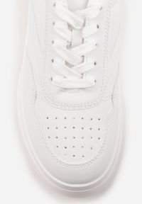 Renee - Białe Sznurowane Sneakersy Vices na Platformie z Metalicznymi Paskami Neliawen. Nosek buta: okrągły. Zapięcie: pasek. Kolor: biały. Materiał: jeans. Obcas: na platformie #10