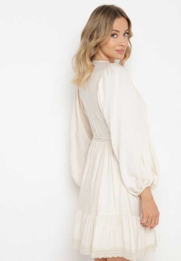 Born2be - Jasnobeżowa Sukienka Boho z Ażurową Górą i Bufiastymi Rękawkami Delankia. Kolor: beżowy. Długość rękawa: krótki rękaw. Wzór: ażurowy. Sezon: wiosna. Styl: boho