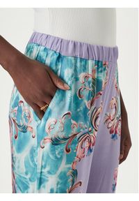 Versace Jeans Couture Spodnie materiałowe 80HAA1P2 NS830 Fioletowy jasny Regular Fit. Kolor: fioletowy. Materiał: wiskoza #3