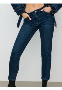 Sinsay - Spodnie jeansowe mom comfort fit - granatowy. Kolor: niebieski