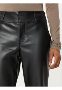 Gina Tricot Spodnie z imitacji skóry 23545 Czarny Regular Fit. Kolor: czarny. Materiał: skóra