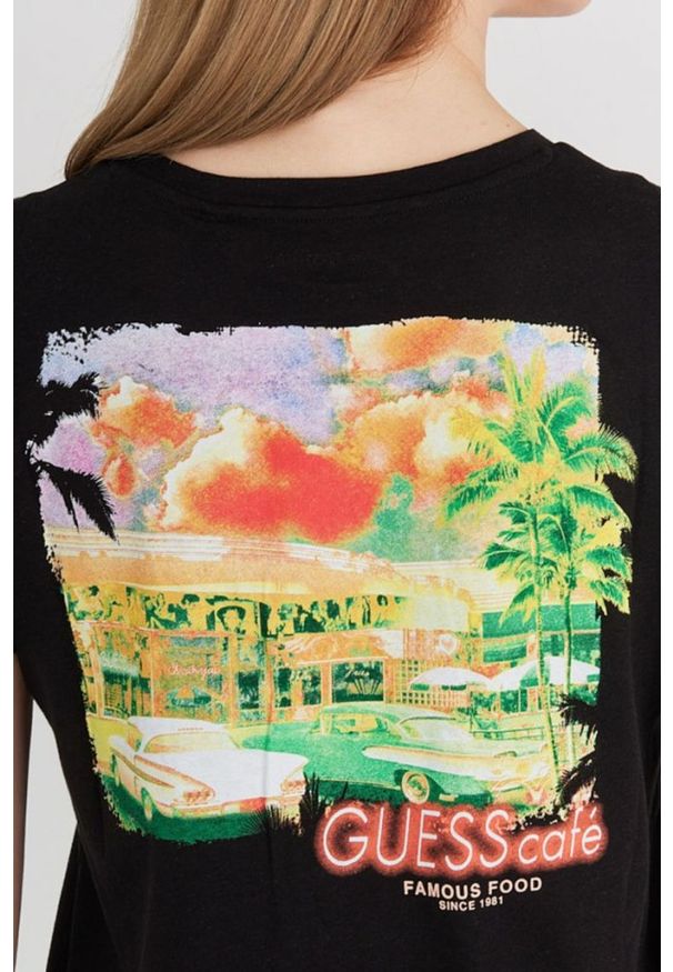 Guess - GUESS Czarny t-shirt damski z kolorowym printem, Rozmiar M. Kolor: czarny. Materiał: bawełna. Wzór: kolorowy, nadruk