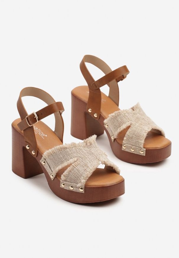 Born2be - Ciemnobeżowe Sandały na Słupku w Stylu Drewniaków z Nitami Reliris. Okazja: na co dzień. Kolor: beżowy. Materiał: jeans. Wzór: aplikacja. Sezon: lato. Obcas: na słupku. Styl: elegancki, casual