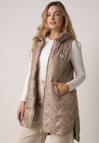 Born2be - Brązowa Przejściowa Kamizelka Pikowana o Długim Kroju z Kapturem i Naszywką Harmaste. Okazja: na co dzień. Typ kołnierza: kaptur. Kolor: brązowy. Materiał: jeans. Długość: długie. Wzór: aplikacja. Styl: casual #2