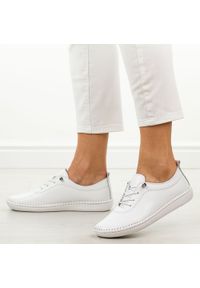 Białe skórzane półbuty damskie T.Sokolski 2023. Okazja: na co dzień. Nosek buta: okrągły. Kolor: biały. Materiał: skóra. Szerokość cholewki: normalna. Sezon: jesień, wiosna. Styl: klasyczny, casual #1