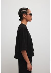 Marsala - Tshirt typu oversize w kolorze BLACK - GALAXY-S/M. Materiał: bawełna, dzianina, materiał, elastan. Styl: klasyczny