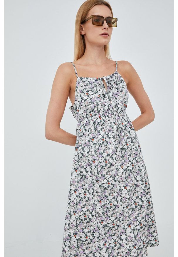 Vero Moda sukienka bawełniana kolor szary mini rozkloszowana. Kolor: szary. Materiał: bawełna. Długość rękawa: na ramiączkach. Typ sukienki: rozkloszowane. Długość: mini