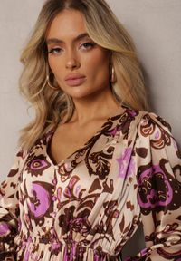 Renee - Beżowo-Fioletowa Długa Sukienka z Satyny z Gumką w Pasie i Ornamentalnym Printem Anoitia. Okazja: na co dzień. Typ kołnierza: dekolt w łódkę. Kolor: beżowy. Wzór: nadruk. Typ sukienki: proste. Materiał: satyna. Długość rękawa: długi rękaw. Styl: casual, boho, elegancki. Długość: maxi