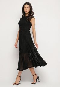 Born2be - Czarna Rozkloszowana Sukienka z Ażurowym Wzorem i Paskiem Galindella. Kolor: czarny. Wzór: ażurowy. Styl: klasyczny #1
