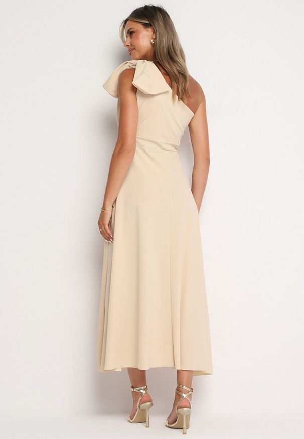 Born2be - Beżowa Koktajlowa Asymetryczna Sukienka z Kokardą na Ramieniu Vimarellia. Okazja: na imprezę. Typ kołnierza: kokarda. Kolor: beżowy. Typ sukienki: asymetryczne. Styl: wizytowy