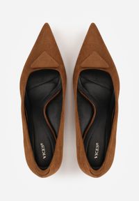 Renee - Jasnobrązowe Czółenka VICES na Obcasie Kaczuszka z Aplikacją w Kształcie Trójkąta Ilereisis. Kolor: brązowy. Materiał: koronka. Wzór: aplikacja. Obcas: na obcasie. Wysokość obcasa: średni #2