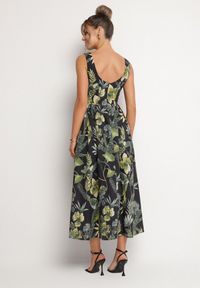 Born2be - Czarna Bawełniana Sukienka Rozkloszowana we Florystyczny Print Liliova. Okazja: na spacer, na imprezę. Typ kołnierza: dekolt w łódkę. Kolor: czarny. Materiał: bawełna. Długość rękawa: na ramiączkach. Wzór: nadruk. Styl: klasyczny #2