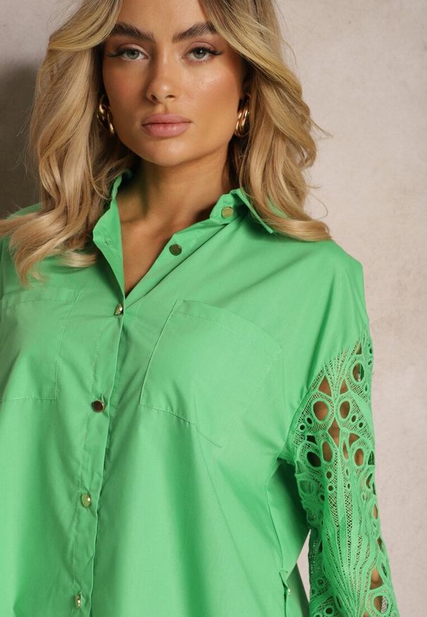Renee - Zielona Koszula o Luźnym Fasonie z Ażurowymi Wstawkami na Rękawach Nasira. Okazja: na spotkanie biznesowe, do pracy, na co dzień. Kolor: zielony. Materiał: materiał. Długość rękawa: długi rękaw. Długość: długie. Wzór: ażurowy. Styl: casual, biznesowy