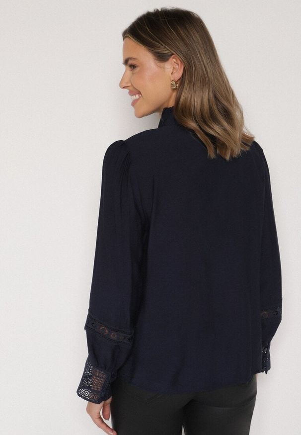 Born2be - Granatowa Koszula ze Stójką i Koronką Argochis. Typ kołnierza: kołnierzyk stójkowy. Kolor: niebieski. Materiał: koronka. Wzór: koronka