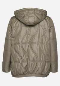 Born2be - Zielona Pikowana Kurtka z Odpinanym Kapturem i Kieszeniami Vilbia. Okazja: na co dzień, na spacer. Kolekcja: plus size. Kolor: zielony. Materiał: jeans, poliester. Styl: sportowy, elegancki, casual #6