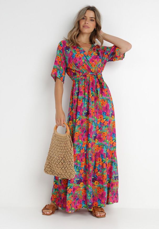 Born2be - Różowa Sukienka z Wiskozy Cliera. Okazja: na imprezę. Kolor: różowy. Materiał: wiskoza. Wzór: kolorowy, aplikacja, kwiaty. Sezon: lato. Typ sukienki: kopertowe. Styl: retro, elegancki. Długość: maxi