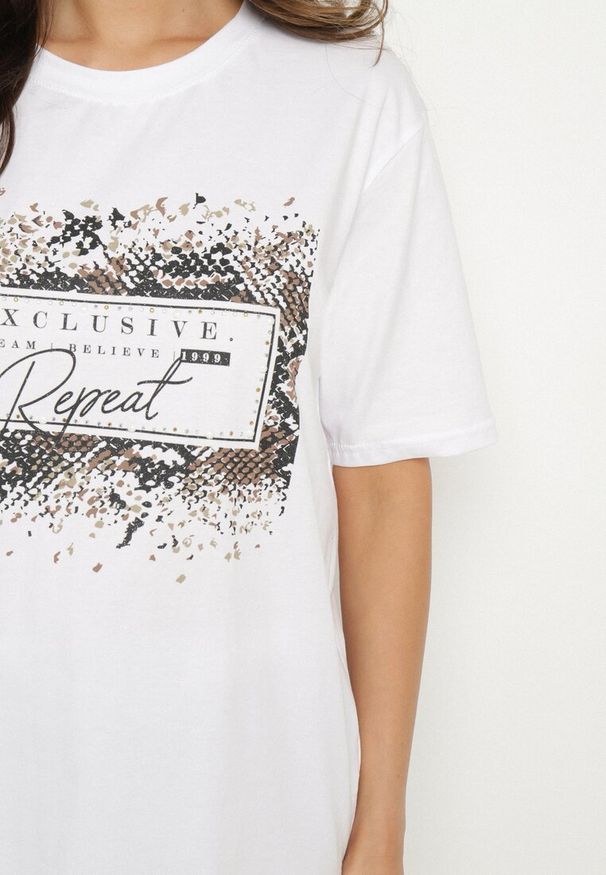 Born2be - Biały Bawełniany T-shirt Ozdobiony Nadrukiem Nartzedi. Okazja: na co dzień. Kolor: biały. Materiał: bawełna. Wzór: aplikacja, nadruk. Styl: casual