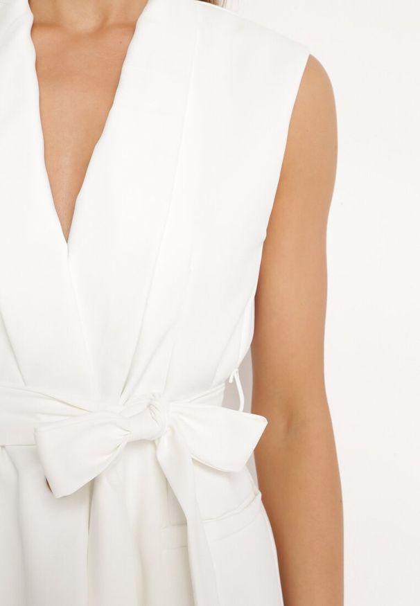 Born2be - Biała Kamizelka o Marynarkowym Fasonie Bez Rękawów z Wiązanym Paskiem Pellania. Okazja: do pracy, na co dzień, na spotkanie biznesowe. Kolor: biały. Materiał: jeans. Długość rękawa: bez rękawów. Styl: casual, elegancki, biznesowy