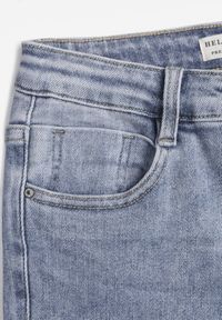 Renee - Niebieskie Klasyczne Jeansy Flare Regular Waist Neliovia. Okazja: na co dzień. Kolor: niebieski. Wzór: aplikacja. Styl: klasyczny #4