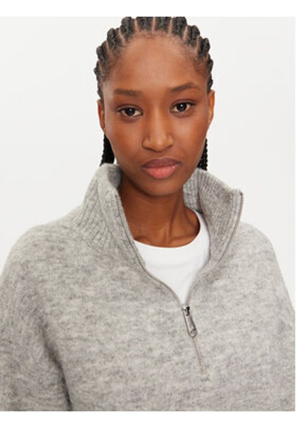 Calvin Klein Jeans Sweter J20J224238 Szary Regular Fit. Kolor: szary. Materiał: syntetyk