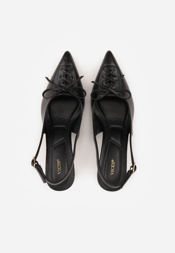 Renee - Czarne Szpilki Slingback VICES Zdobione Gorsetowym Wiązaniem z Kokardą Azimuna. Okazja: na co dzień. Kolor: czarny. Materiał: koronka, jeans. Wzór: aplikacja. Obcas: na szpilce. Styl: casual, elegancki