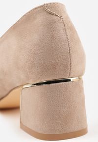 Renee - Ciemnobeżowe Czółenka Vices na Słupku z Wkładką ze Skóry Naturalnej z Metaliczną Ozdobą Mixin. Okazja: na spotkanie biznesowe, do pracy. Kolor: beżowy. Materiał: skóra. Wzór: aplikacja. Obcas: na słupku. Styl: biznesowy, elegancki #8