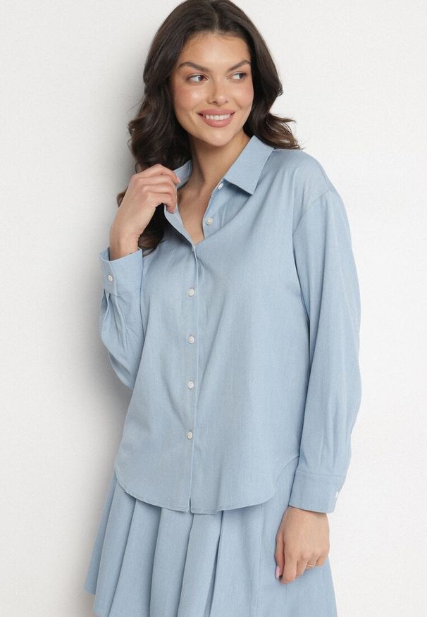 Born2be - Jasnoniebieska Koszula w Klasycznym Stylu z Bawełny Andeviea. Okazja: na co dzień. Typ kołnierza: kołnierzyk klasyczny. Kolor: niebieski. Materiał: bawełna. Długość rękawa: długi rękaw. Długość: długie. Wzór: aplikacja. Styl: klasyczny