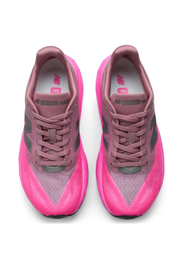 Buty damskie New Balance FuelCell Rebel v5 WFCX70N – różowe. Kolor: różowy. Materiał: syntetyk, materiał, guma. Szerokość cholewki: normalna. Wzór: geometria. Sport: bieganie, fitness