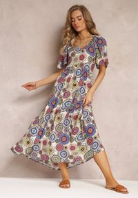Renee - Biało-Granatowa Wiskozowa Sukienka Maxi w Kwiaty z Rozkloszowanym Dołem i Falbanką Pathna. Okazja: na co dzień. Kolor: biały. Materiał: wiskoza. Długość rękawa: krótki rękaw. Wzór: kwiaty. Styl: casual. Długość: maxi